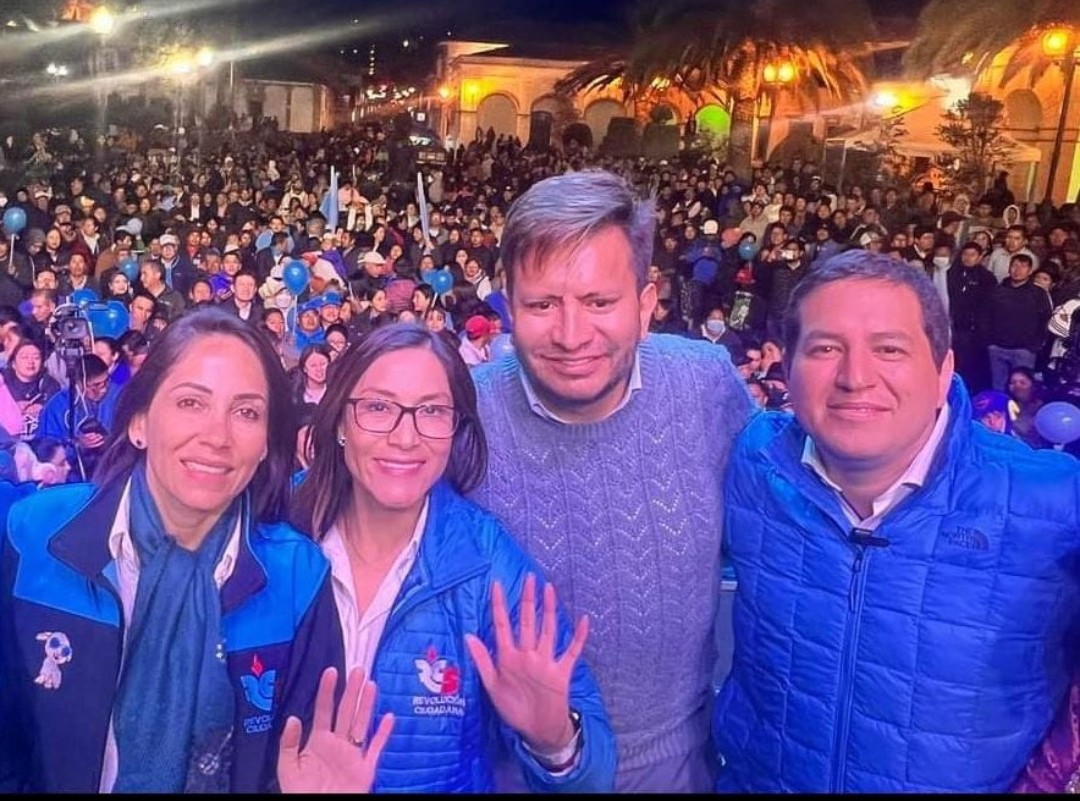 Q porquerias!!
Preguntan al alcalde de Pujili:
Cédula dice mujer, como quiere q lo tratemos? 
El tipo responde, como mujer!!
Donde chucha estamos😡
Q mierda es, hombre mujer o maricon?
Irá a cárcel de hombres o mujeres?
No hace falta decir a q GDO pertenece