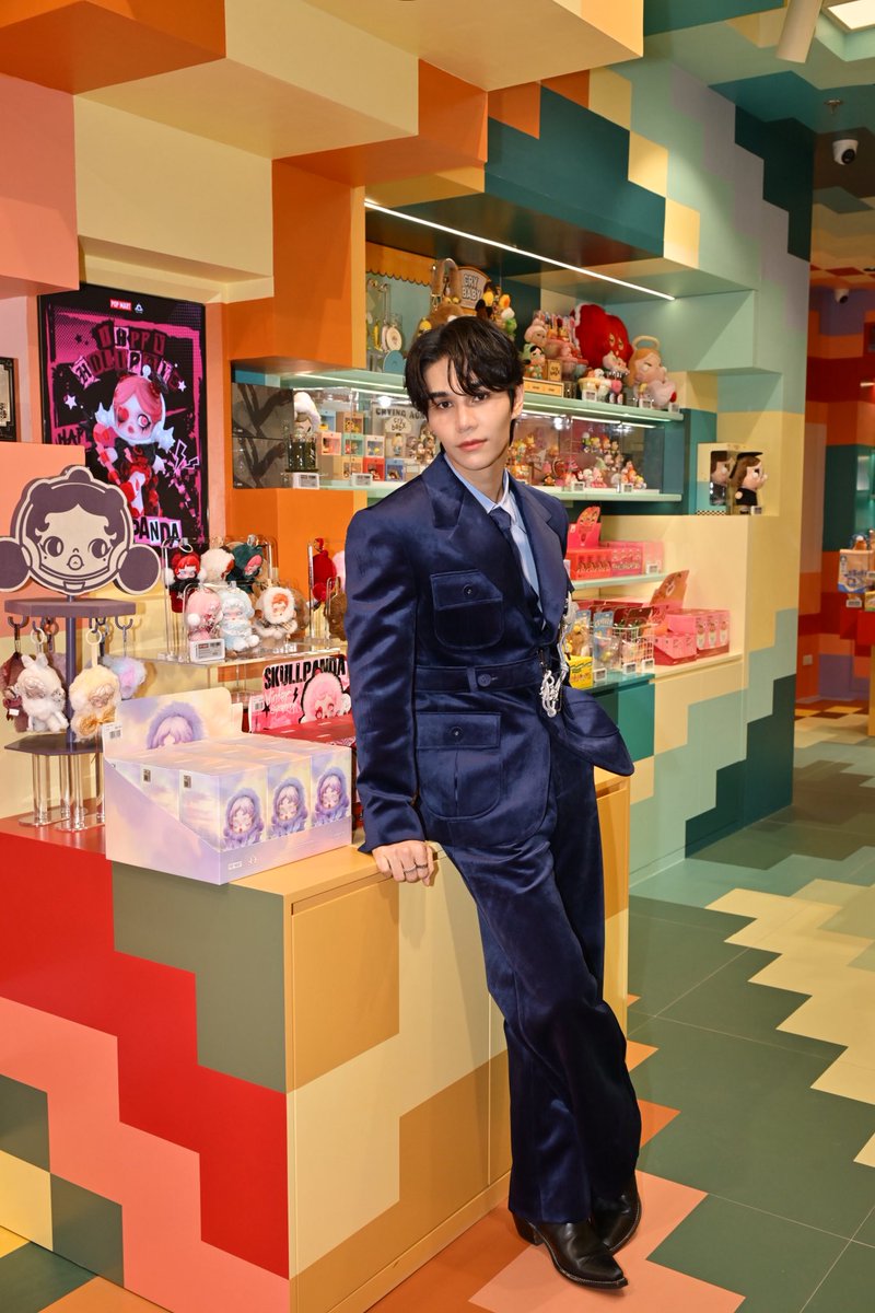 EM_Gossip's tweet photo. POP MART เปิดตัว Global Landmark Store แห่งแรกในไทย! ริมแม่น้ำเจ้าพระยา ณ ชั้น 7 ICONSIAM
#POPMART #POPMARTThailand #GlobalLandmarkStore
#TheCrownOfRiver #SAWASDEEICONSIAM #Bestination
POP MART THAILAND ภายใต้การบริหารจัดการโดย POP MART INTERNATIONAL ผู้ผลิตและจัดจำหน่ายอาร์ตทอยส์รายใหญ่ระดับโลก นำโดย คุณศิริพร แผลงจันทึก Country General Manager บริษัท ป๊อป มาร์ท (ประเทศไทย) จัดงาน POP MART SAWASDEE ICONSIAM เฉลิมฉลองการเปิดตัว Global Landmark Store แห่งใหม่ล่าสุดในประเทศไทย บนพื้นที่กว่า 760 ตารางเมตร ณ ชั้น 7 ไอคอนสยาม หลอมรวมศิลปะวัฒนธรรมไทย ความทันสมัย และความแฟนตาซีเข้าไว้ด้วยกันอย่างลงตัว นับเป็น Global Landmark Store แห่งแรกที่ยึดหลักแนวคิดการออกแบบอินทีเรียดีไซน์จากความเป็นไทยที่โดดเด่น 3 ประการ ได้แก่ “Water Culture” (วัฒนธรรมแห่งสายน้ำ) “Traditional Thai Architecture” (สถาปัตยกรรมไทย) และ “Inclusiveness” (โอบกอดความแตกต่างและหลากหลาย) ภายใต้แนวคิด “Light up Passion and Bring Joy” โดยพื้นที่ทั้งหมดถูกดีไซน์ด้วยเส้นโค้งและวงกลม ไปสู่สเปซที่ให้ความรู้สึกเคลื่อนไหวอย่างอิสระ และเชื่อมต่ออย่างไม่มีจุดสิ้นสุด ด้วยแรงบันดาลใจจาก "สายน้ำเจ้าพระยา" ที่เปรียบเหมือนวัฒนธรรมไทยที่เต็มไปด้วยความหลากหลาย ทว่ากลมกลืน
โดยภายในงาน ได้รับเกียรติจากชมพู่ - อารยา เอ ฮาร์เก็ต, “น้องเกล” แอบิเกล รังษีสิงห์พิพัฒน์, เจฟ - วรกมล ซาเตอร์ (Jeff Satur) และทัพดาราศิลปินมากมาย รวมไปถึง คุณหวาง หนิง ผู้ก่อตั้ง POP MART, คุณจัสติน มูน COO of POP MART International, คุณเคนนี หว่อง ศิลปินผู้สร้างตุ๊กตา Molly และ คุณแป๋ม-ชฎาทิพ จูตระกูล CEO of Siam Piwat Group ให้เกียรติมาร่วมงาน
ครั้งนี้ปรากฏการณ์ใหม่ริมน้ำเจ้าพระยา POP MART เนรมิต “POP MART ICONSIAM” เปิดฉากบทใหม่ของประสบการณ์อาร์ตทอยระดับโลก บนพื้นที่ที่ดีที่สุด หรือเรียกได้ว่าเป็น Bestination โดยเป็นทั้งโลเคชันที่ดีที่สุด (Best Location) และจุดหมายปลายทางที่ยอดเยี่ยมที่สุด (Global Destination) สำหรับแฟนอาร์ตทอยทั่วโลก ภายใต้บรรยากาศริมโค้งแม่น้ำเจ้าพระยาที่สวยที่สุด ซึ่งเรียกได้ว่าเป็น The Crown of River สู่ศูนย์กลางแห่งจินตนาการระดับโลก ที่ผสมผสานความล้ำสมัยของงานดีไซน์เข้ากับกลิ่นอายของวัฒนธรรมไทยอย่างลงตัว ทำให้ “พื้นที่” มีมากกว่าความสวยงาม โดย Global Landmark Store แห่งนี้ ได้ทีมงานผู้ออกแบบเดียวกันกับ Flagship Store ที่เซี่ยงไฮ้
ร่วมสัมผัสประสบการณ์เหนือจินตนาการได้แล้วตั้งแต่วันนี้ ณ POP MART ICONSIAM ชั้น 7 ไอคอนสยาม โดยสามารถติดตามข่าวสารกิจกรรมและสินค้าได้ที่ https://t.co/fjHyFXPeQI หรือที่ Facebook POP MART THAILAND, Instagram popmartth, Twitter popmartth และ Tiktok popmartth
📸 : https://t.co/a1rCAkETfJ