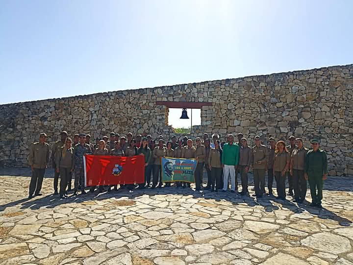 Jóvenes que realizan homenaje al Comandante en Jefe Fidel Castro visitan La Demajagua.
¿Por qué?
Es una sola Revolución, se inició allí y culminó con la entrada a Santiago de Cuba.
#100AñosConFidel