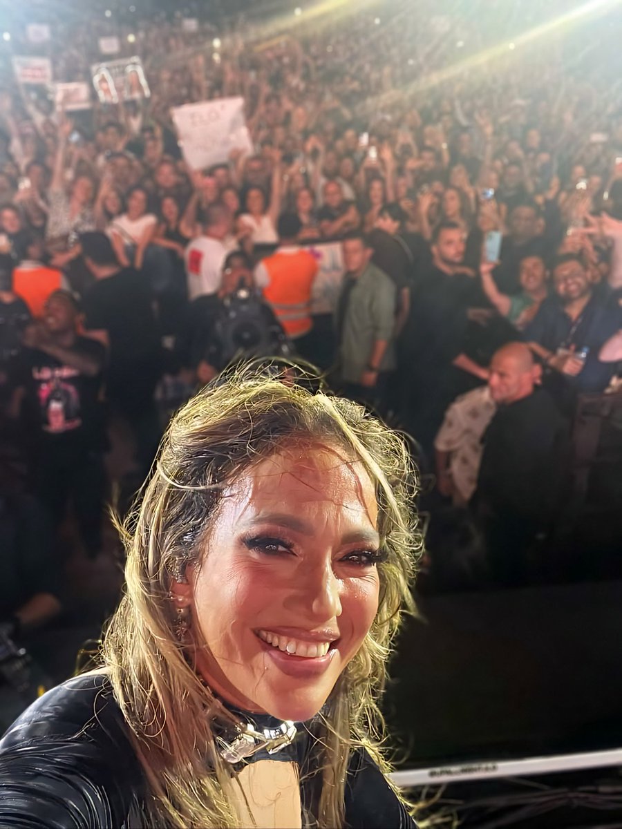 💥💫Sahneye çıktı,müzik yükseldi ve sahneden inene kadar da gözlerimizi ondan hiç alamadık ✨️JLO, enerjisiyle hepimize inanılmaz bir gece yaşattı.❤️💥