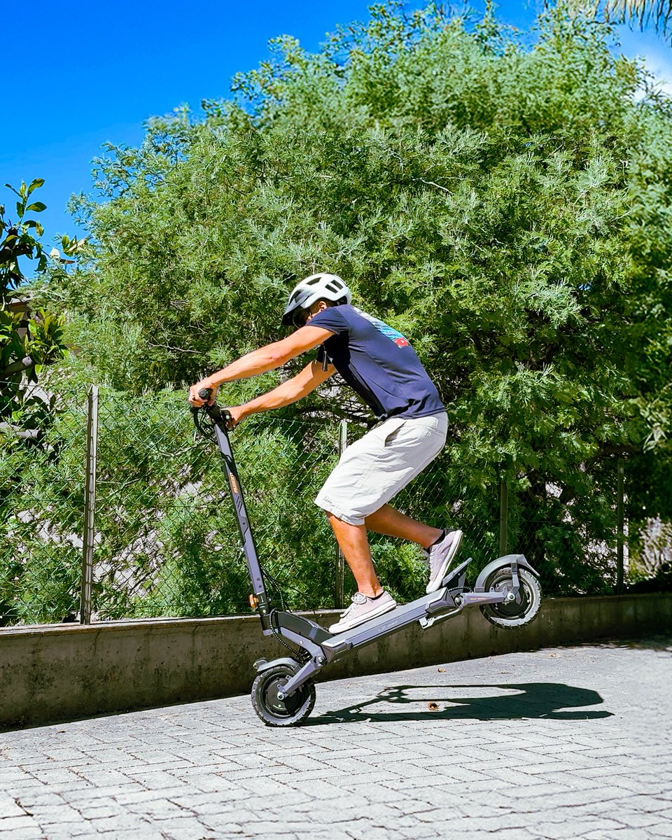 Ausomstore's tweet photo. Ausom L2 Max Dual Motor E-scooter with dual swingarm suspension—tackle bumpy roads with ease! 🚧 🛴
📷 by XTOM CICOS

#AusomL2Max #ElectricScooter #DualSwingarm #BumpyRoads #EveningRide https://t.co/26rJaexGnU