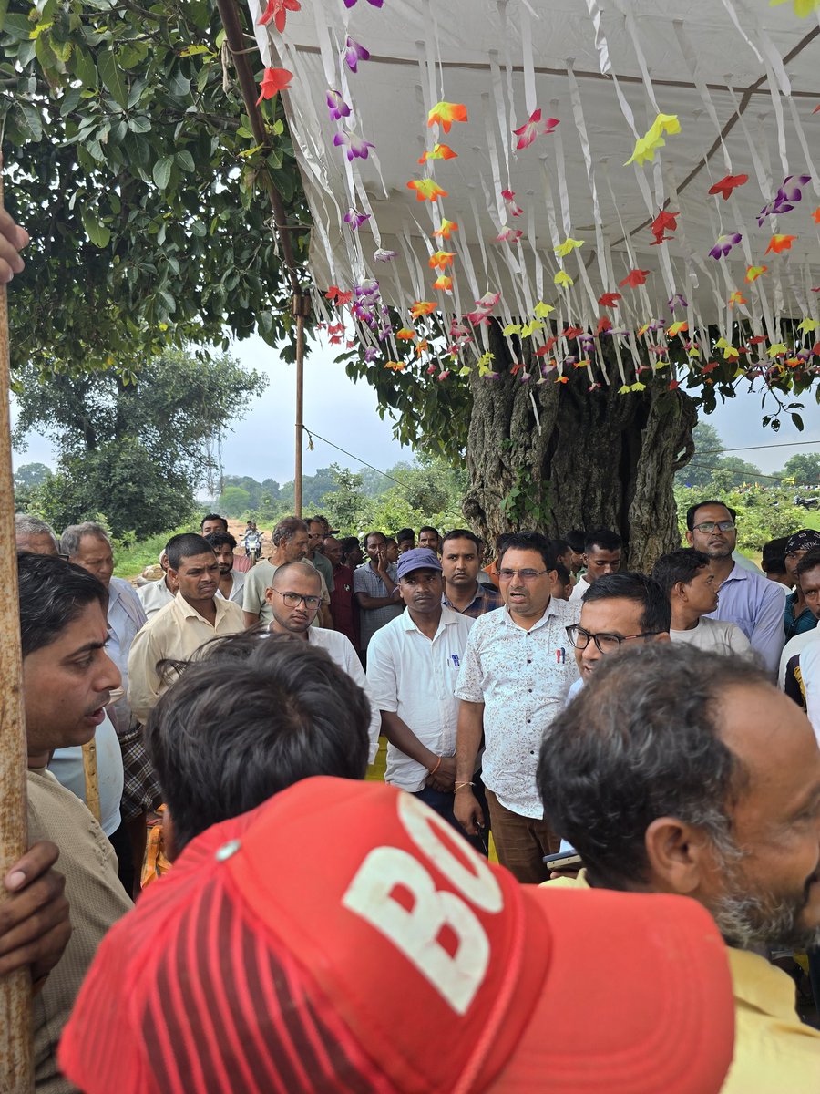 लावालौग प्रखंड मुख्यालय से रिमी पंचायत तक सड़क जर्जर वन विभाग के खिलाफ जताया विरोध यहां के सासंद, विधायक को मुक दर्शक बन बैठी है 
क्या जल्द पहल होगा 
<a href="/DCChatra/">DC CHATRA</a> 
<a href="/HemantSorenJMM/">Hemant Soren</a> 
<a href="/singhkalibjp/">Kali Charan Singh</a> 
<a href="/Mlasbmehta/">Kushwaha Dr. Shashi Bhushan Mehta(Modi Ka Parivar)</a> 
<a href="/Mlasbmehta/">Kushwaha Dr. Shashi Bhushan Mehta(Modi Ka Parivar)</a>
