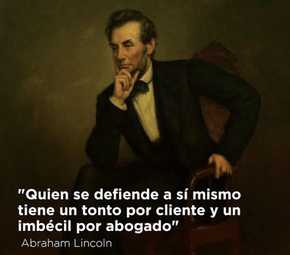Todo abogado puede defenderse a sí mismo en un proceso judicial, no hay impedimento legal; salvo en algún país por ahí, pero el gran riesgo es el de perder objetividad y serenidad, lo que implica una mala defensa natural.