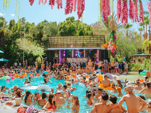 klhunt_pa's tweet photo. Splash House is nearly here! Get prepped for the pool parties and high temperatures in Palm Springs ahead with the set times and other essential info. #WeAreAEG #WeAreAEG https://t.co/iXamRL9r25 https://t.co/RcYdGETn2G