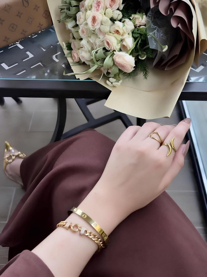 ربما كنا أفضل في الابتعاد، نملك ذكريات قصيرة و لا شيء في العمق، لا أعلم، ربما محض آمال لأن تكون اللحظات أكثر دفئاً أو أكثر صدقاً .
أعرف أن الانطفاء داهم ذلك كله في وقت لم نتخيل أنه سيأتي سريعاً هكذا، و لكن حقاً ربما نحن، ربما نحن أفضل في الوداع ..!!