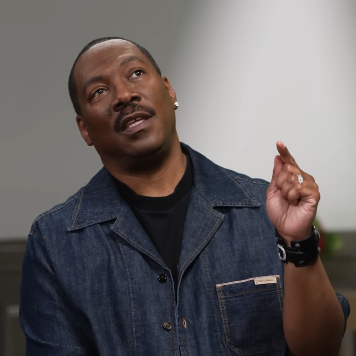 PopCrave's tweet image. Eddie Murphy recalls his favorite memory on the ‘Dreamgirls’ set with Beyoncé and Jennifer Hudson:

“[Hudson] was ashy, and she was licking her fingers and getting the ash, and Beyoncé grabbed her and said, ‘Ooh girl, don’t do that, I’ll get you some cream.’”