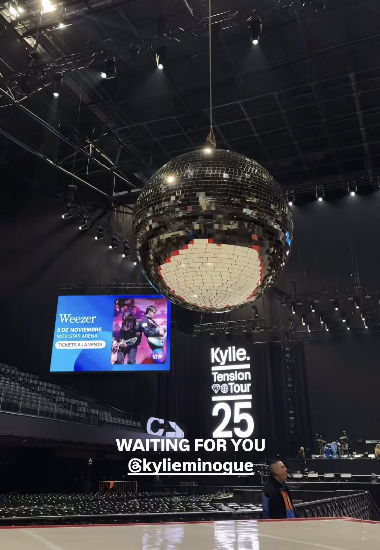 Kylie minogue hoy en movistar arena, al parecer hay Stage B en el centro