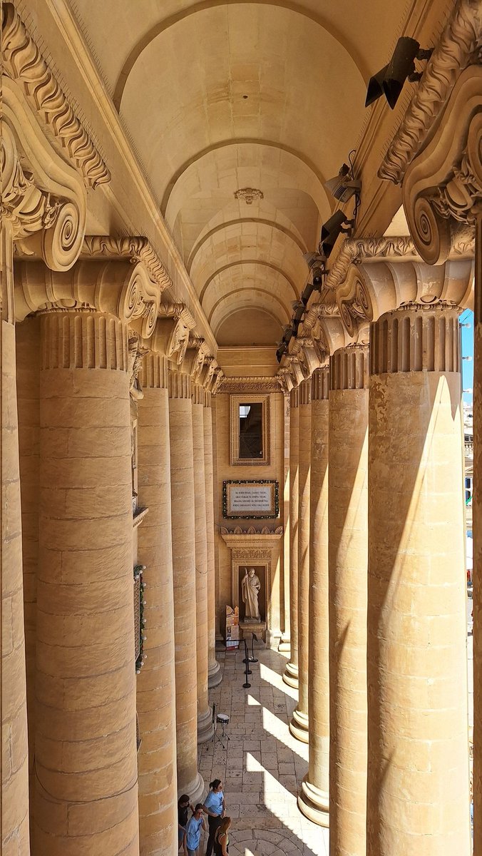pombo_miope's tweet photo. Mosta - Malta https://t.co/stWWvVzWoB