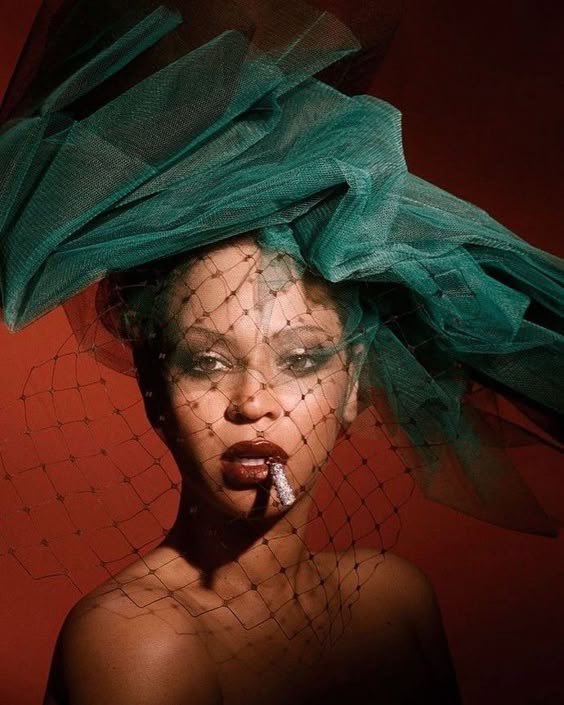 Com menos albums, músicas, singles e feats, Lady Gaga ultrapassa Beyoncé e agora é a 10° artista feminina mais reproduzida do Spotify (All credits) 📈