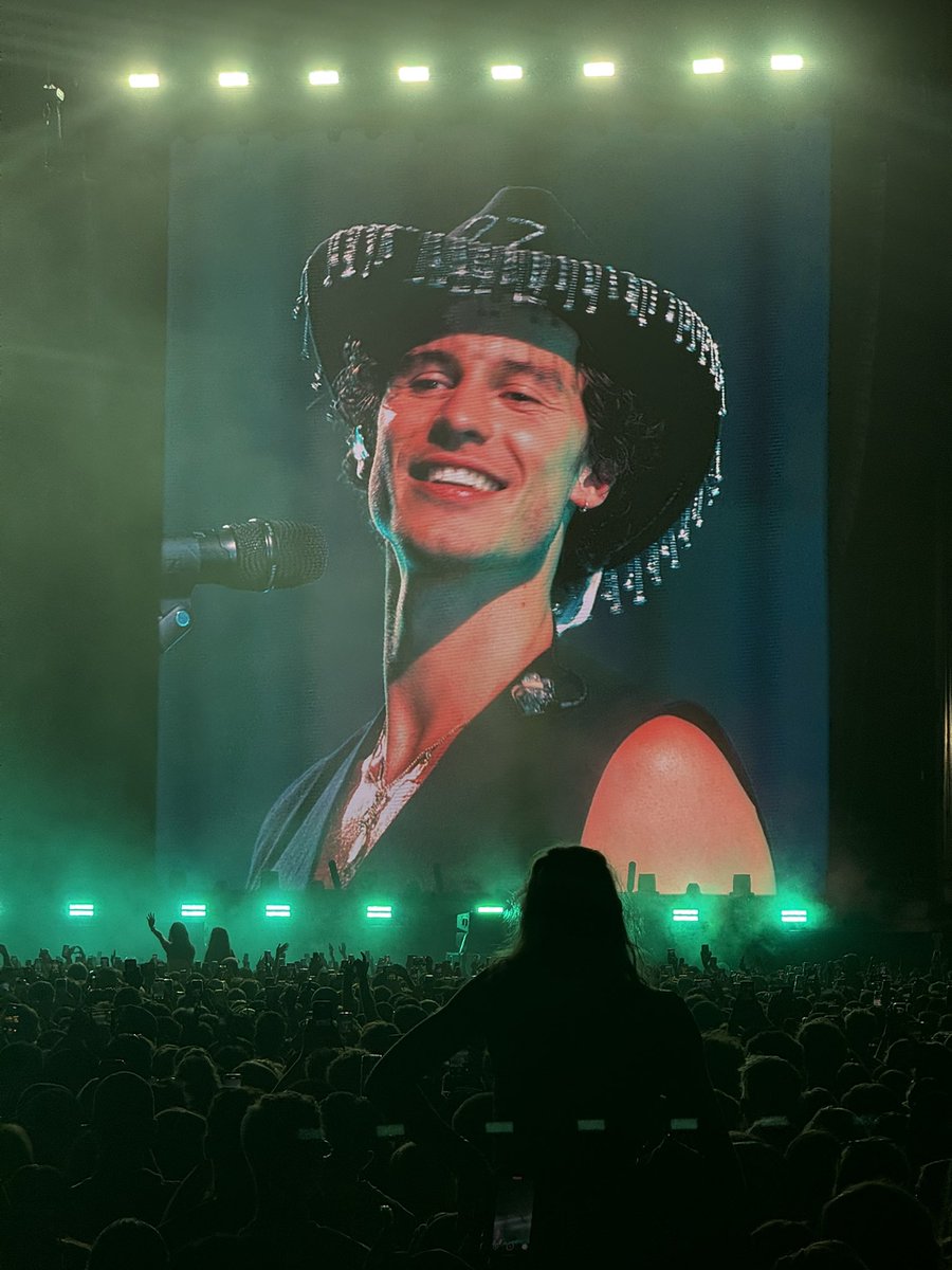 ARE YALL SEEING THIS CUTIE??? theres no way hes 27...