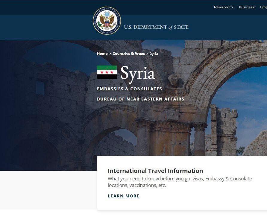 The U.S. Department of State has, for the first time, replaced the old Syrian flag with two green stars—widely regarded as a symbol of the former regime—with the Syrian revolution flag on its official website.