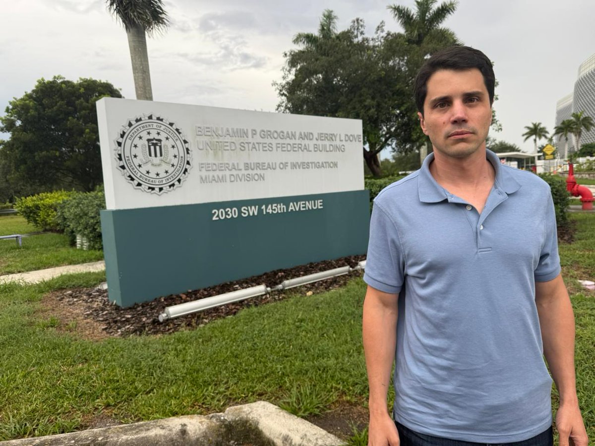 tomasuribeEco's tweet photo. SIN OPOSICIÓN NO HAY DEMOCRACIA. SIN DEMOCRACIA NO HAY LIBERTAD . PUSIMOS EN EVIDENCIA AL HEREDERO DE LAS FARC.

Gracias a quienes hoy marcharon por la libertad de @AlvaroUribeVel, su apoyo nos llena de fortaleza y motivación y nos toca el alma.

En Miami, junto a @FabioASays , nos reunimos con autoridades de EE. UU. para denunciar la injusticia contra AUV y señalar al HEREDERO DE LAS FARC y a sus socios, responsables de que la producción de cocaína haya crecido 13 veces desde el gobierno de Uribe, fortaleciendo a TDA y CJNG y poniendo en riesgo la seguridad de Colombia y de EE. UU.

Es hora de investigar y extraditar al HEREDERO DE LAS FARC para frenar la expansión del narco-socialismo en Colombia.