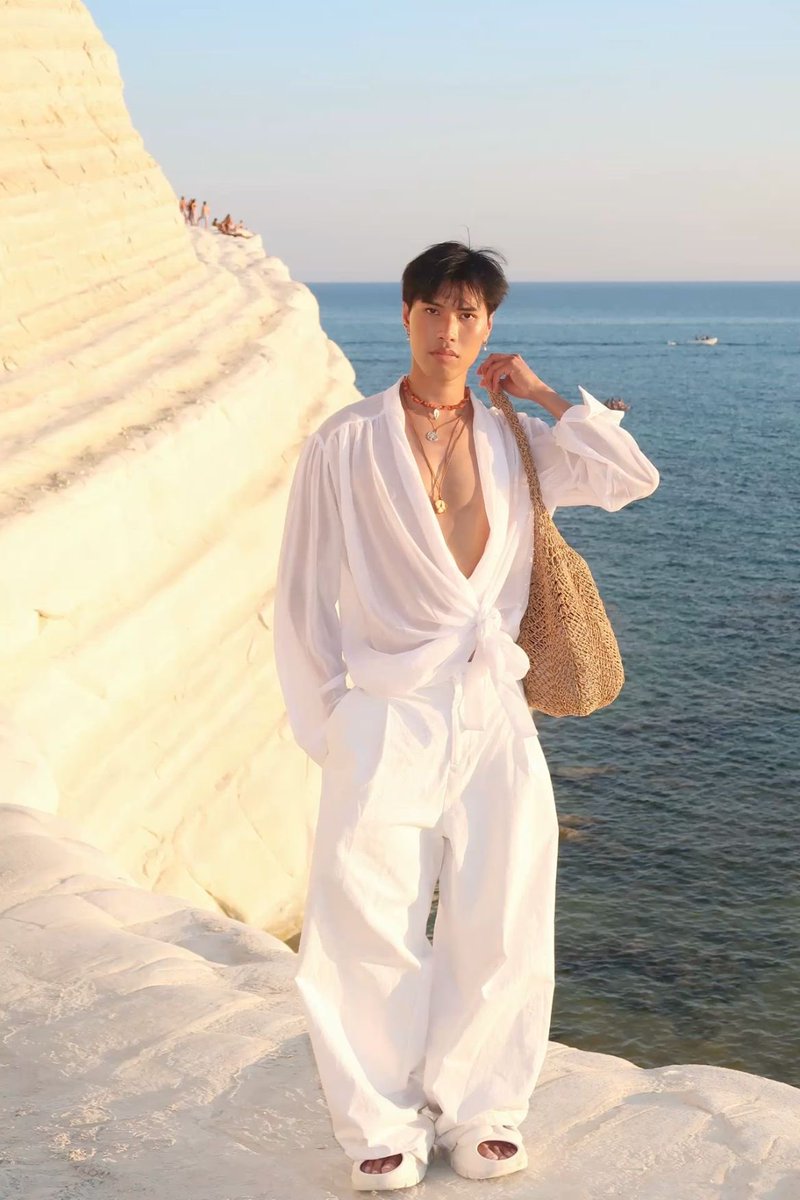 qinchengie's tweet image. my baifeng is staying #MODEST on this beach banner