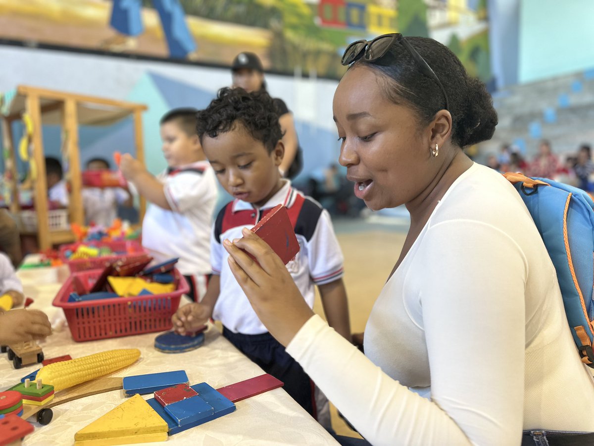 EducacionZ7_Ec's tweet photo. [MACARÁ] Más de 250 niños y niñas, junto a sus padres y docentes vivieron una jornada de juegos y aprendizajes en la feria “Un Espacio para la #EducaciónInicial” que resaltó el valor de esta etapa en su desarrollo. 👧🏽👦🏼📚

#ElNuevoEcuador https://t.co/hLSjKk2rAY