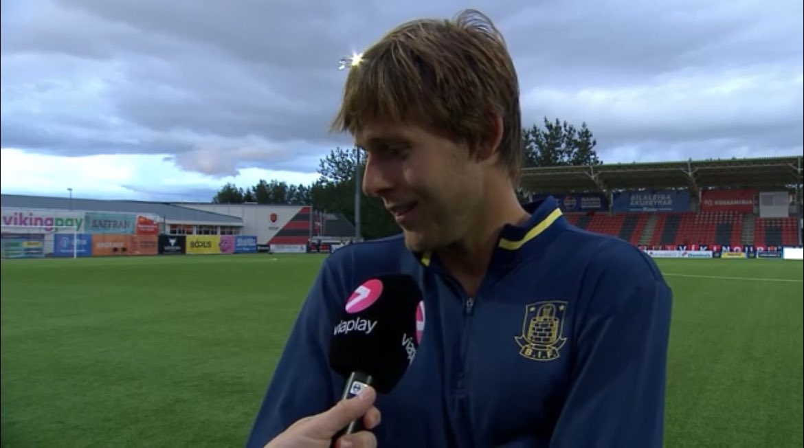 KSDHPYROSALG's tweet photo. Kan godt være Vallys siger han er skuffet, men han ligner sku mest af alt en der har svært ved at lade være med at grine😹 #Brøndby #BIF #ConferenceLeague #VikBif #sldk https://t.co/JopmjFDyLI