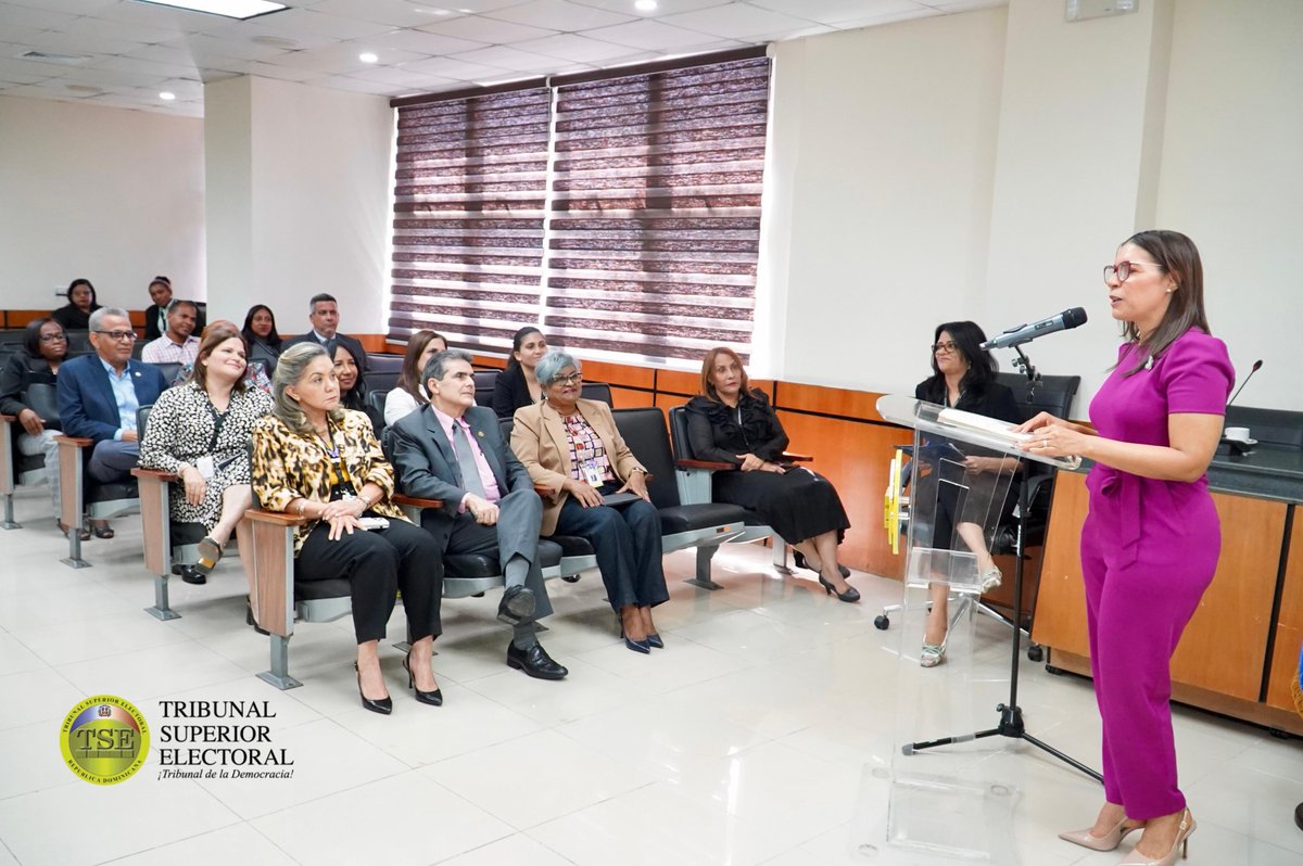 Con el objetivo de fortalecer la conciencia institucional sobre la equidad, el Tribunal Superior Electoral (TSE), en coordinación con su División de Igualdad de Género, se llevó a cabo el taller titulado “Importancia de la Igualdad de Género en el Entorno Laboral”, dirigido al