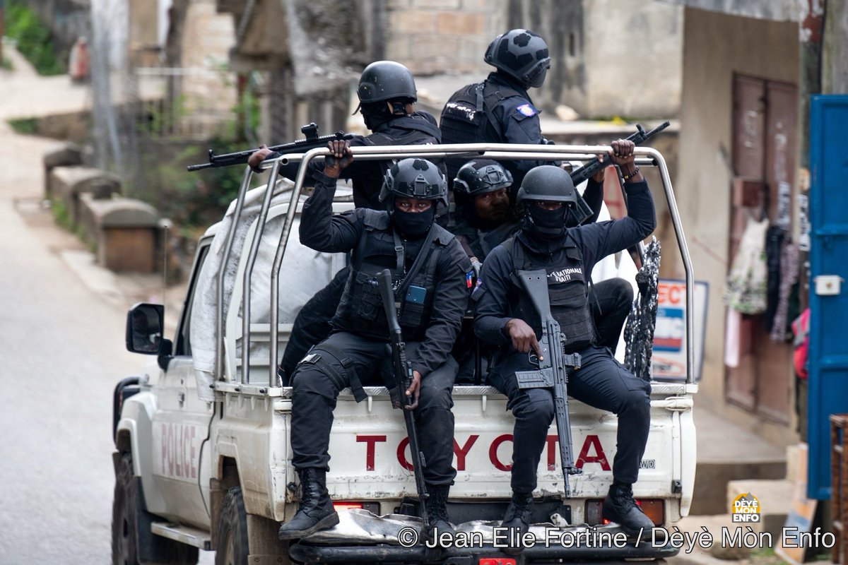 2 cha blende Kenya boule byen bonè maten an pandan yon atak nèg ak zam nan komin Kenskòf, touprè Teleco. Daprè polisye ki sou plas, di nou périmèt la deja sekirize apre gwo atak la.
📸 <a href="/JeanElieRider/">Jean Elie Fortuné</a> / <a href="/DeyeMonEnfo/">Dèyè Mòn Enfo</a>