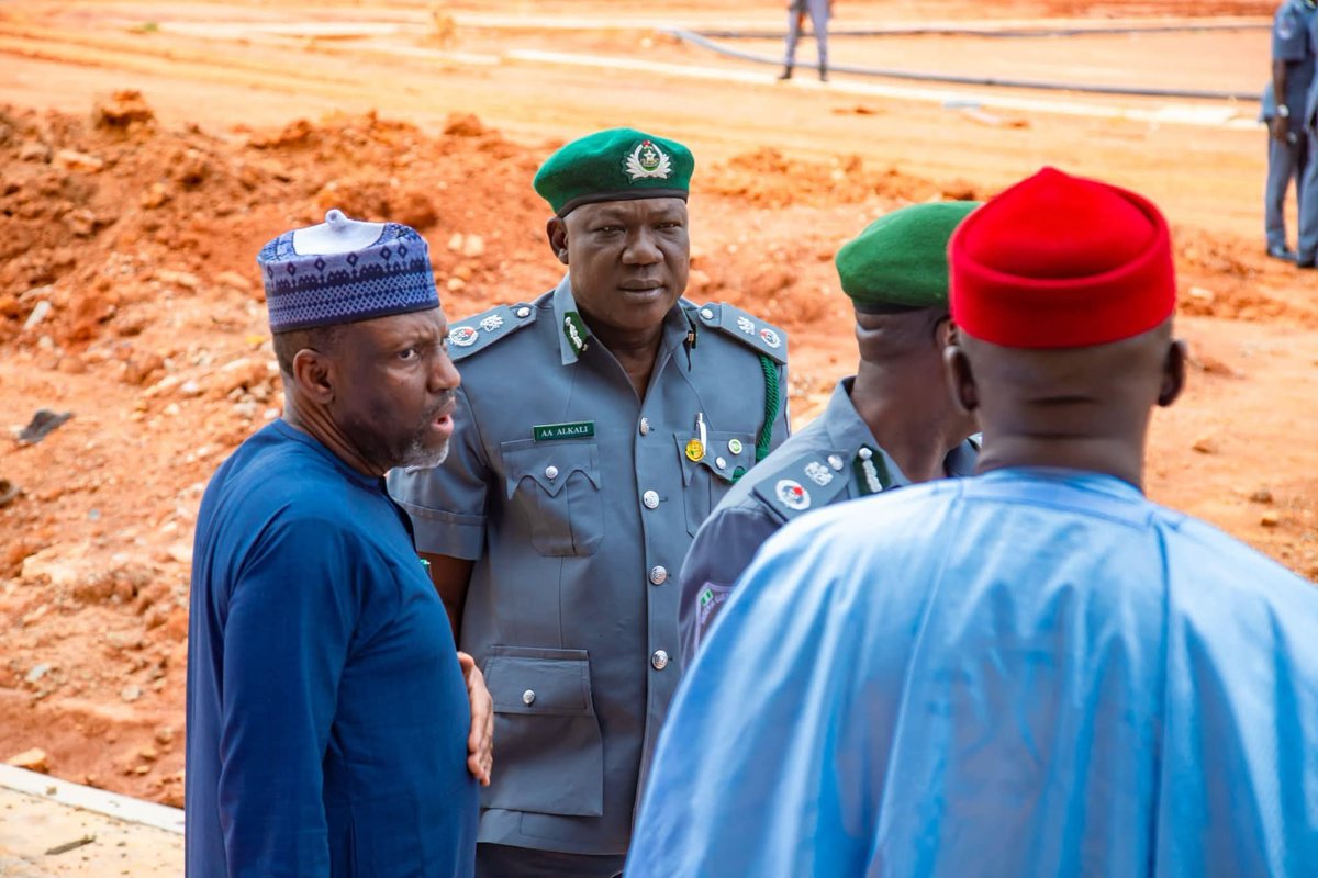Today, we paid our second visit to the Customs authorities alongside the Chairman of the House Committee on Customs, Hon. Leke, and other members of the House. 

The visit took place at the Headquarters of the Customs Service in Kaduna.

~MBS