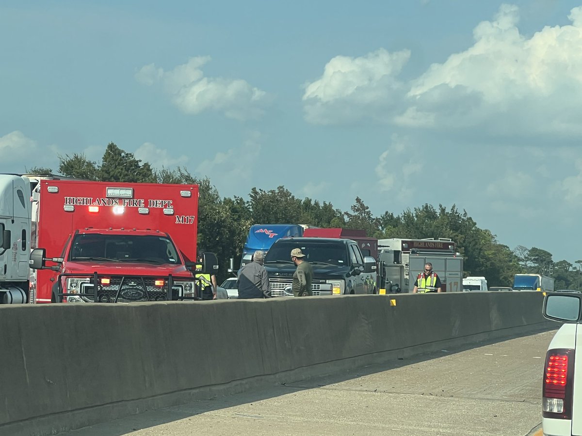 Terry Garza, LT (@hcso_terrygarza) on Twitter photo Traffic alert: IH-10 East Fwy WB at Monmouth, major crash affecting multiple lanes. First responders are on the scene. Expect delays. This crash should be cleared soon. <a href="/HCSOTexas/">HCSOTexas</a> <a href="/SheriffEd_HCSO/">Ed Gonzalez</a> <a href="/HCSO_D3Patrol/">Captain James Lovett</a> <a href="/houstontranstar/">Houston TranStar</a> <a href="/TxDOTHouston/">TxDOT- HOU District</a> Traffic alert: IH-10 East Fwy WB at Monmouth, major crash affecting multiple lanes. First responders are on the scene. Expect delays. This crash should be cleared soon. <a href="/HCSOTexas/">HCSOTexas</a> <a href="/SheriffEd_HCSO/">Ed Gonzalez</a> <a href="/HCSO_D3Patrol/">Captain James Lovett</a> <a href="/houstontranstar/">Houston TranStar</a> <a href="/TxDOTHouston/">TxDOT- HOU District</a>