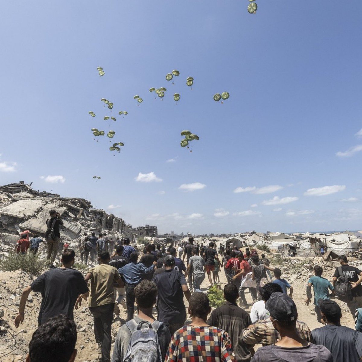 Gazze'ye paraşütle indirilen yardım paketi, bir ailenin çadırını yıktı.

— 2 kişi yaralandı.