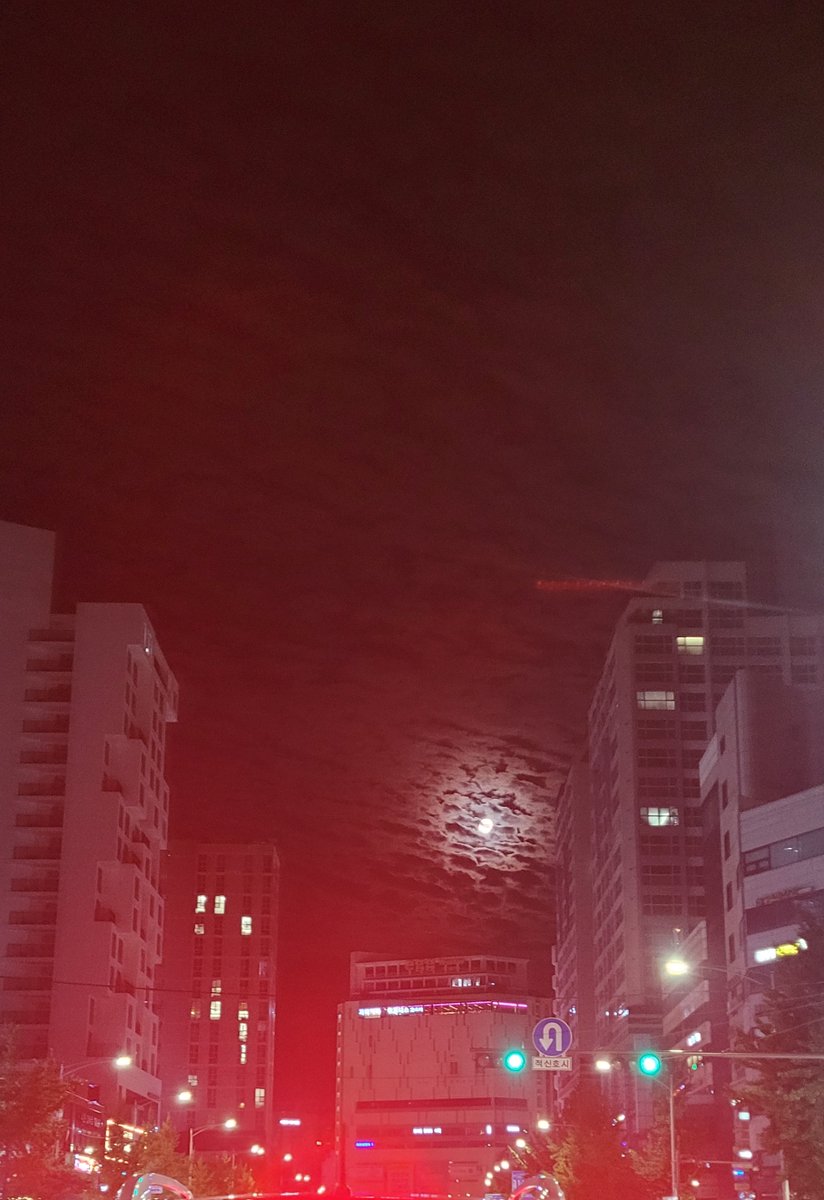 오늘 새벽 하늘 너무 공포스럽당;😨
이거 어디서 본거같은데 지진운같은?🤔
재해 전조증상 같은걸로 본 기억이..
오른쪽은 후미등 때문에 마왕 튀어 나올 것 같잖어~😱😱😱