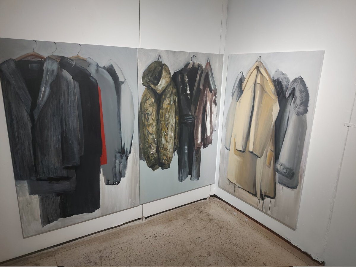 з цвінтара сёння зацягнула Аню на адкрыццё выставы, прысвечанай перажыванню ўтраты.
асабліва адгукнуліся гэтыя творы