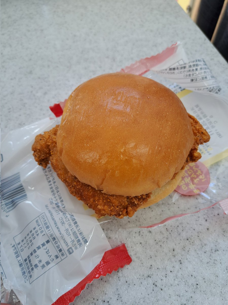 ファミチキ40%増量凄いよね
バンズからはみ出る…ｴﾍﾍ