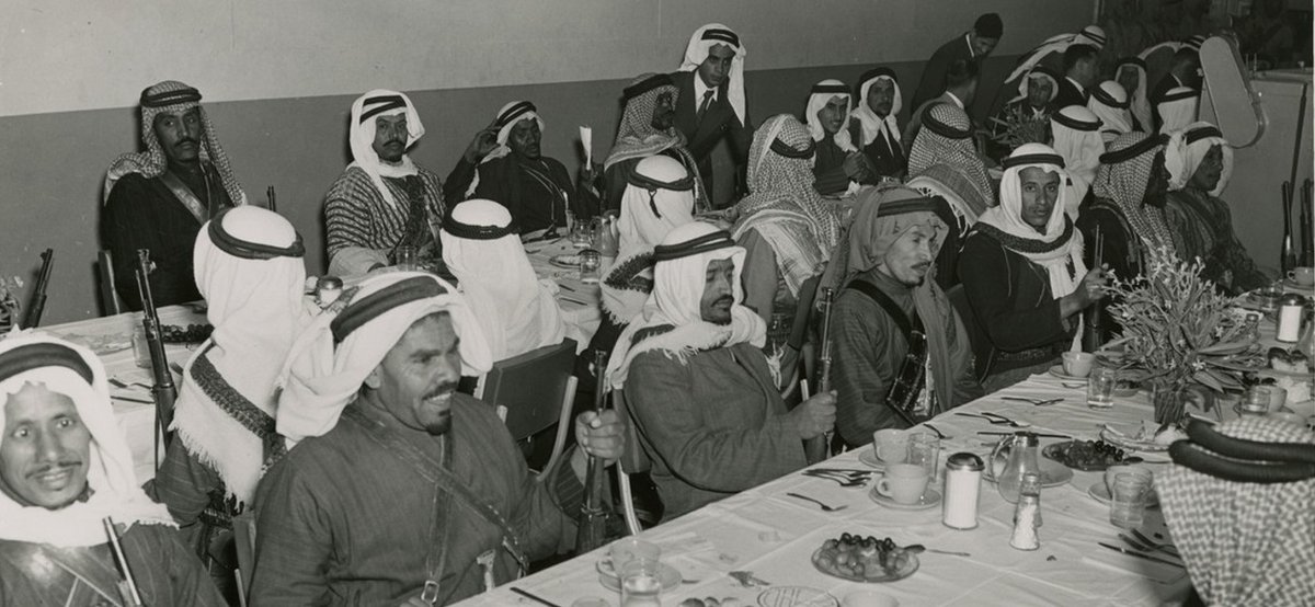 الاخوياء على مائدة ارامكوا بالظهران اثناء زيارة الملك ربيع اول 1358 زيارة تاريخية اشرف على اول شحنة زيت ....