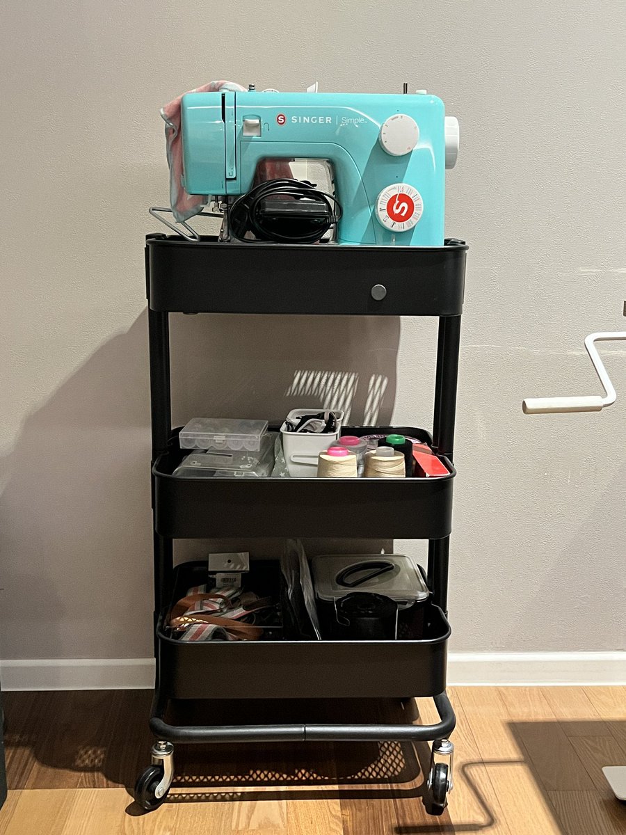 13. 로스코그 트롤리

이케아 근본템
요즘은 업글되서 사이즈 작은것도 나오는거 같고
색상 미쳤다 머스터드색 너무 이쁘네
바퀴에 브레이크도 달렸어
저는 미싱용품 실 부자재 넣어서 사용중
시어머니가 탐내는데 대구에 이케아가 없어서 걍 비슷한거 인터넷에 많길래 사드렸음