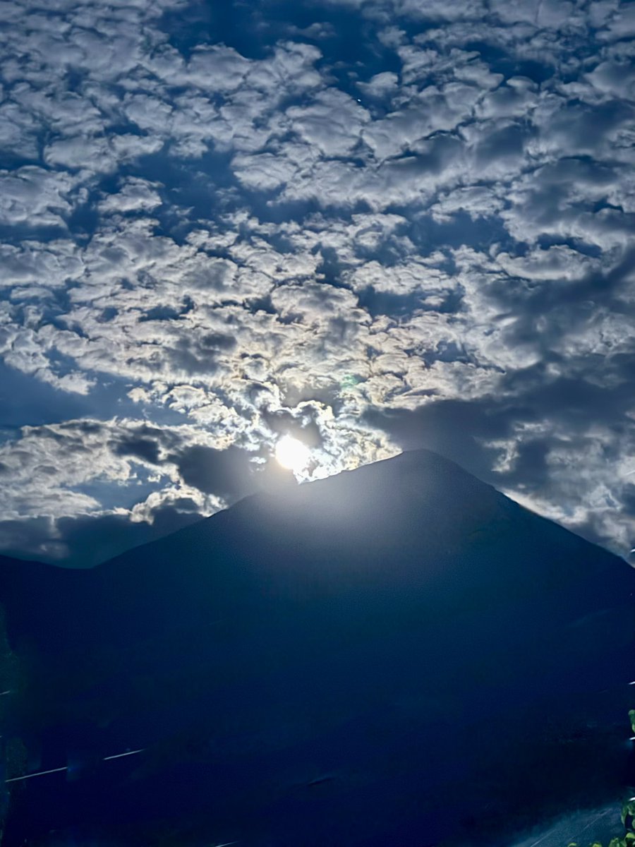 تو تاریکی شب ، جایی که آلودگی نوری و صوتی نیست، هوا نه تنها گرم نیست بلکه واقعن سرده ، از تراس ماه برفراز دماوند رو تماشا میکنم .💆🏻‍♀️