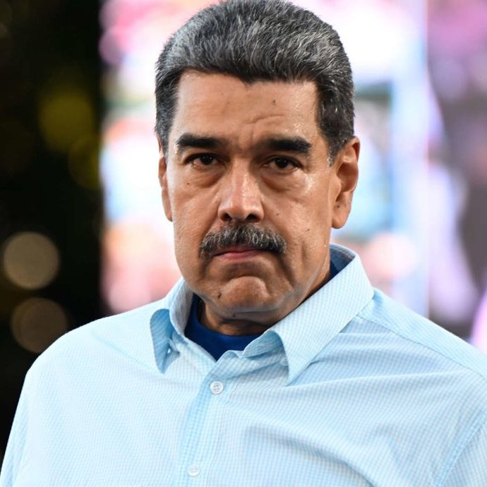 republiqueBRA's tweet photo. 🚨 🇺🇸 EUA dobram o valor da RECOMPENSA e oferecem US$ 50 MILHÕES (R$ 270,8 mi) por informações que levem à PRISÃO de Nicolás Maduro, ditador da Venezuela, superando o montante oferecido pela captura de Osama Bin Laden. https://t.co/ErjrltvUXn