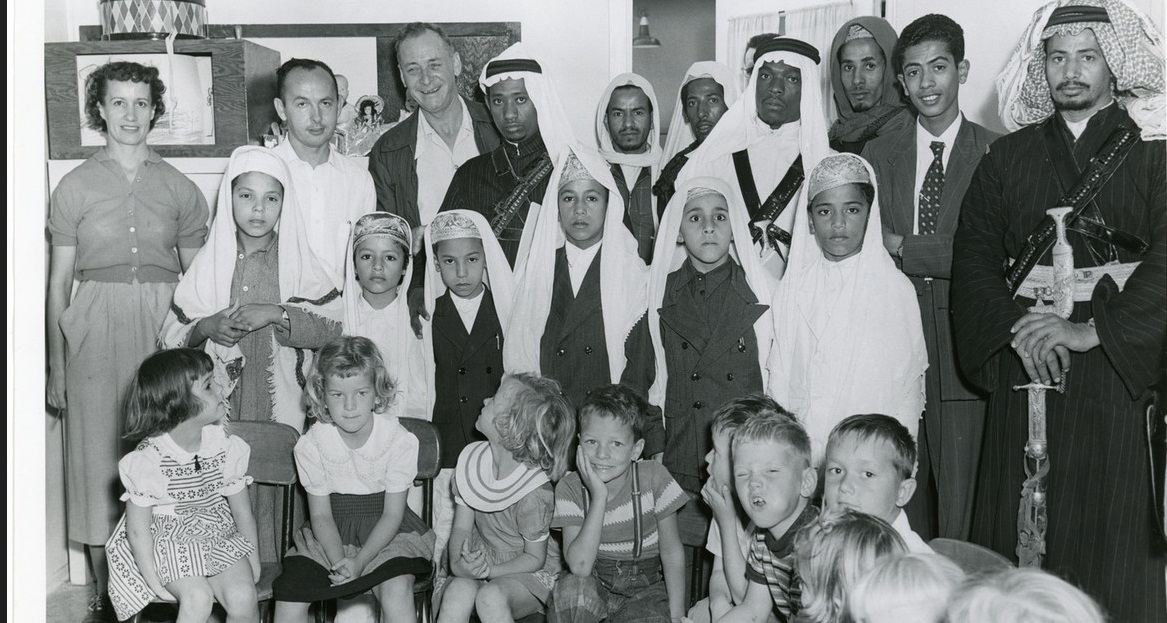 زيارة الملك سعود للظهران مطلع الخمسينات الميلادية 
و صورة تجمع عدد من انجاله بابناء الموظفين 
و يلاحظ رمز الرياضة الامير عبدالرحمن بن سعود رحمه الله 
و اموات المسلمين