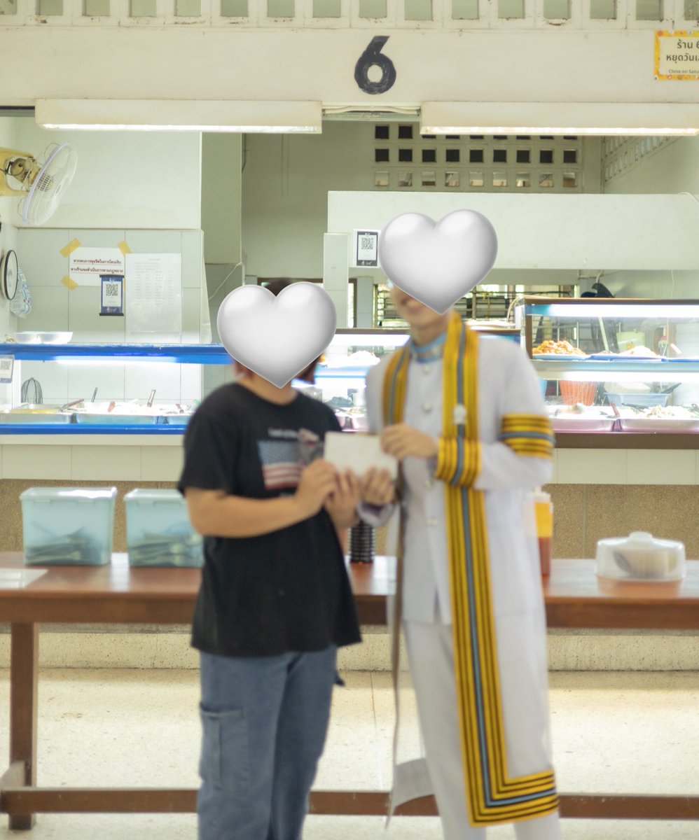 เข้าใจมาก ของนี่ลุงร้านข้าวหอในใจดีกับคนกินอย่างนี่มาก วันไหนเช้า ๆ เจอลุงวันนั้นสั่ง 2 อย่างก็จะได้ 4-5 อย่างตลอด จะขอจ่ายเพิ่มก็ไม่ให้ เพราะลุงแท้ ๆ เลยใช้ชีวิตจน ๆ ในมอชมพูมาได้โดยไม่ต้องคุ้ยถังขยะ กูซาบซึ้งมาก วันรับปรญไปถ่ายรูป แล้วก็ใส่ซองให้ไปเป็นค่าข้าวส่วนเกินตลอดหลายปี