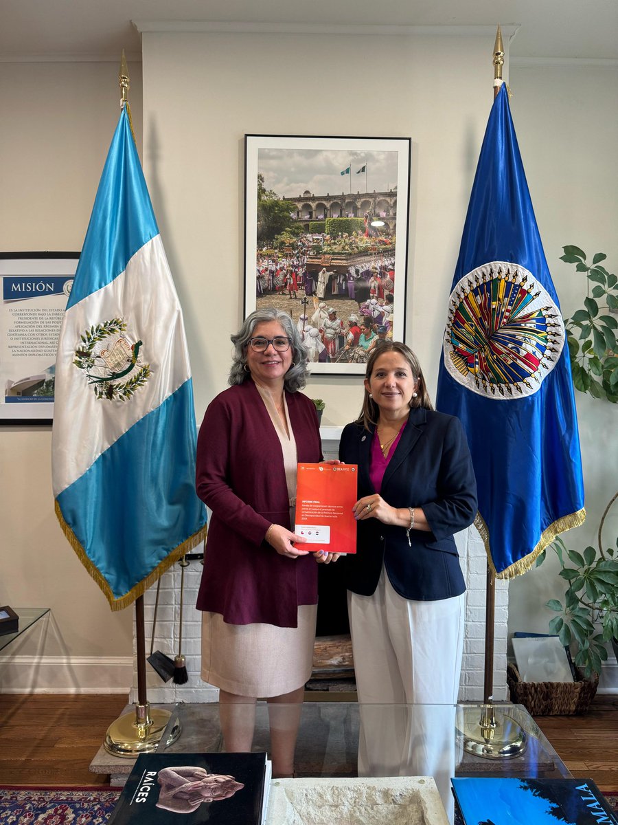 Hoy entregamos a la Embajadora <a href="/ClaudiaE_Jurist/">Claudia Escobar M.</a> de Guatemala el reporte final de la cooperación brindada al Ministerio de Desarrollo Social <a href="/Midesgt/">Ministerio de Desarrollo Social</a> vía <a href="/OEA_Derechos/">OEA – Departamento de Acceso a Derechos</a> para la actualización de la Política Social para Personas con Discapacidad.

#OEACumple #OEACooperación
