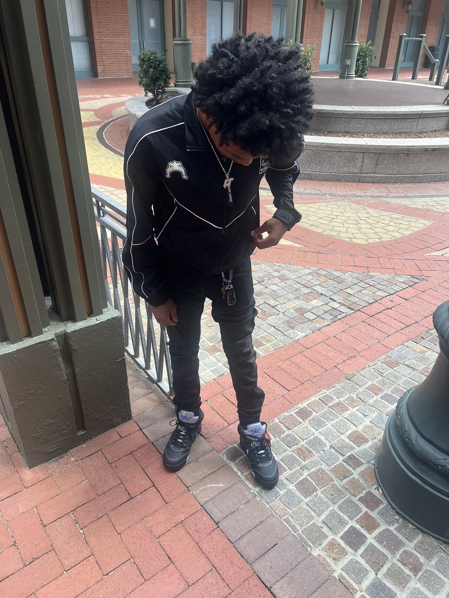 lonelyowl300's tweet image. i had the ball in my hands for 17 years u niggas cant even full court press me if yall wanted to #youngestbipper🩸💞