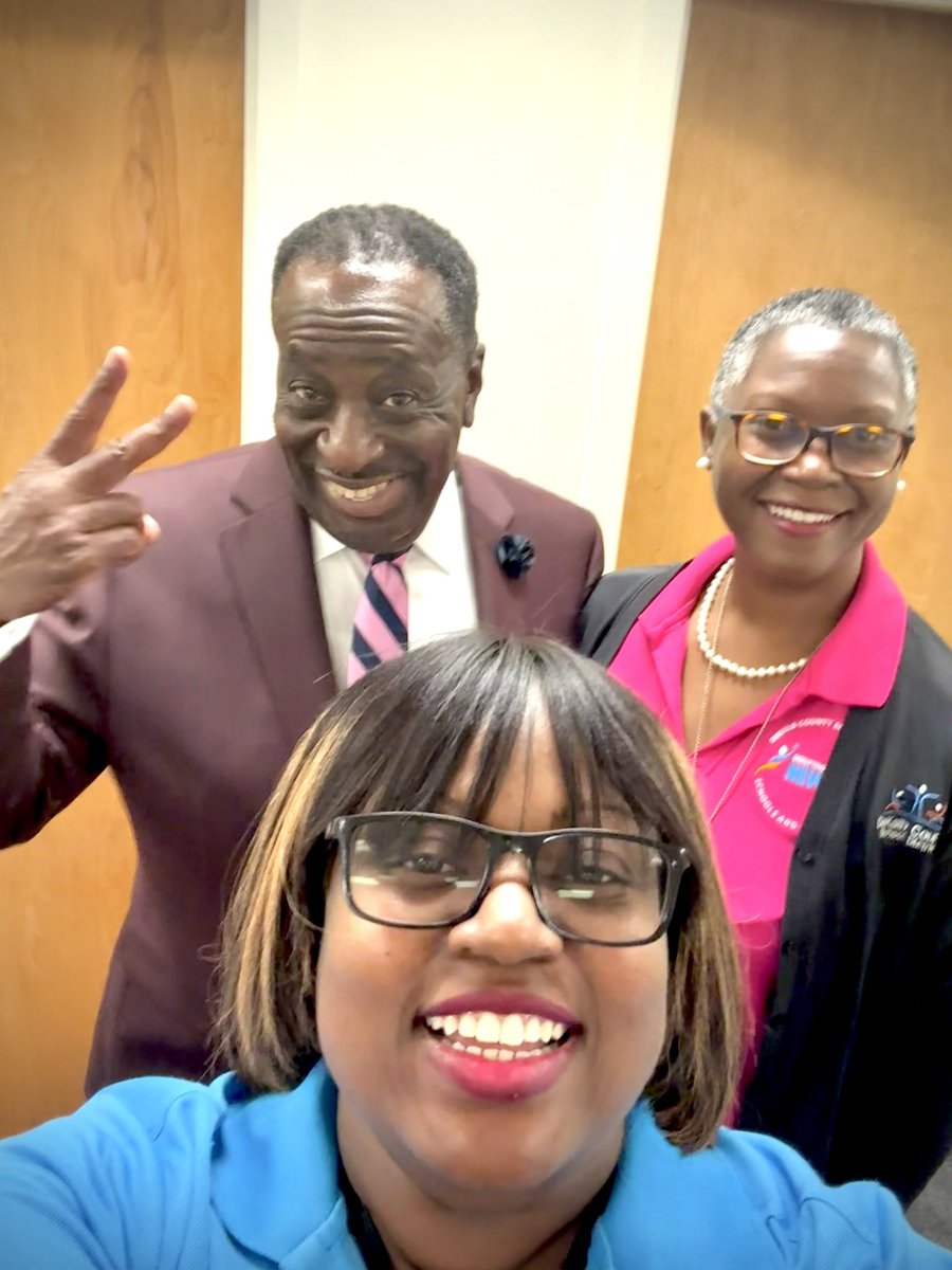 Thursday vibes at Vanderlyn ES &amp; Silver Hill 😉 

First week of school almost complete! Just one more day to go! Let’s finish strong! 💪
#PLMatters