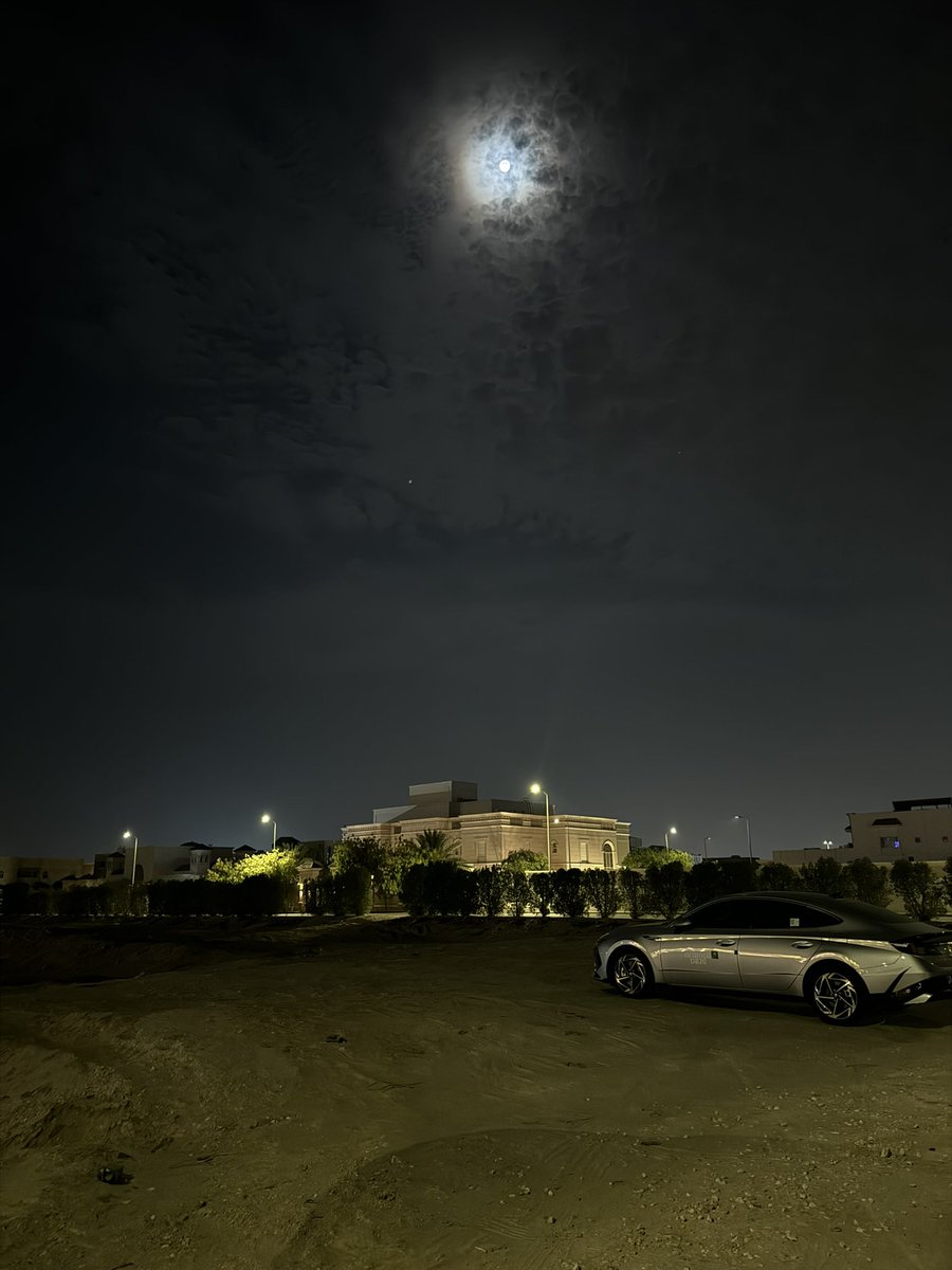 نور القمر مهما تغطيه السحايب
واضح مثل وجهٍ عن البال ما غاب .