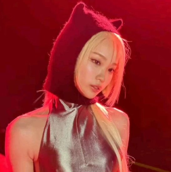 kissingchaewon's tweet photo. the red means I love you ♡

#FearnotSelcaDay #FNSD #FSD #FearnotSD #LESSERAFIM #KIMCHAEWON  
@le_sserafim @IM_LESSERAFIM https://t.co/XrRXc4NoAm