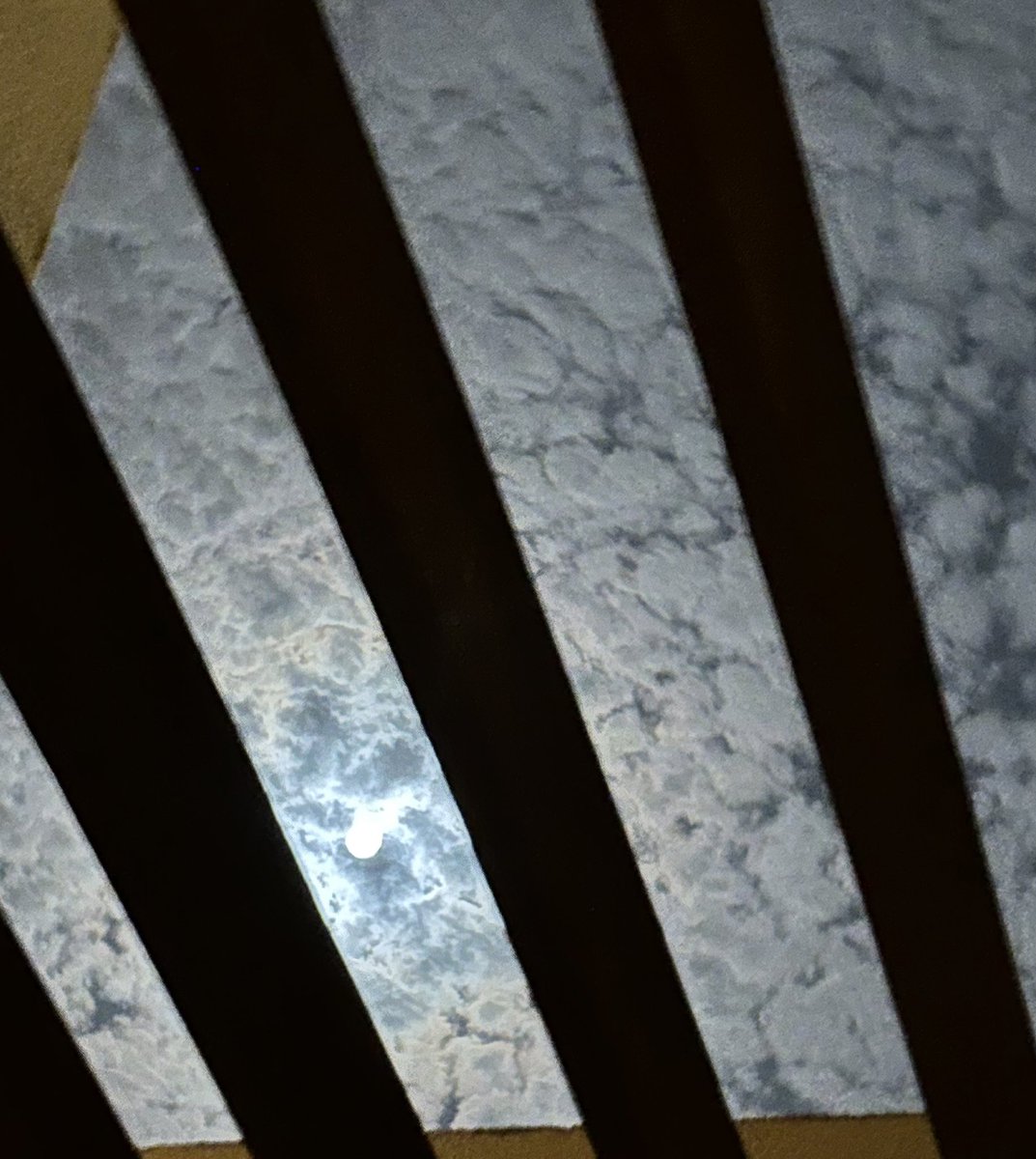 من زعلّك طاحت من الليل قمرا
وخلاّ الطريق من الواعيد والنّاس .