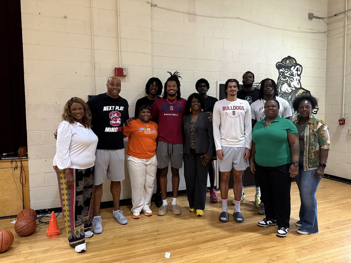 The Bulldogs had a chance to participate in the parents vs players basketball challenge at Felton Elementary. Had a great time, and the Bulldogs won👍🏾 Go Bulldogs!