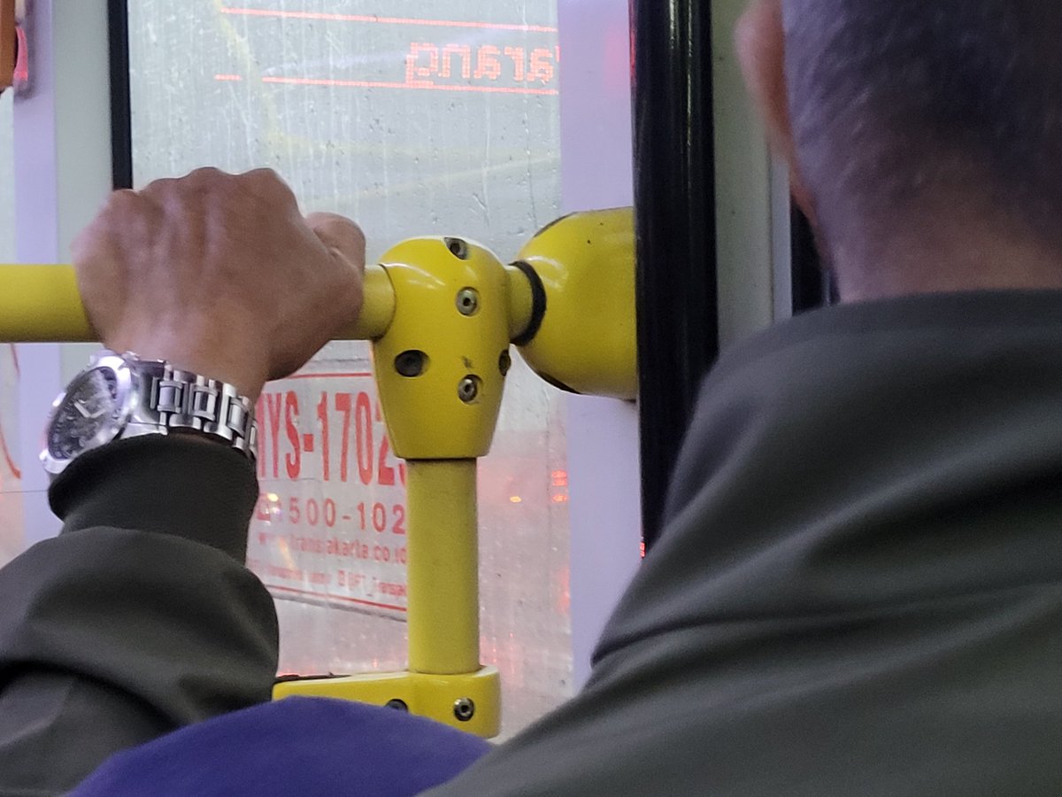 bocornya udh kayak hujan, deres bangett🥲 jumat 8 agt, jam 6.09 di pancoran, mys-1029, rute 9c. tolong di-tl min thank you <a href="/PT_Transjakarta/">Transportasi Jakarta</a>