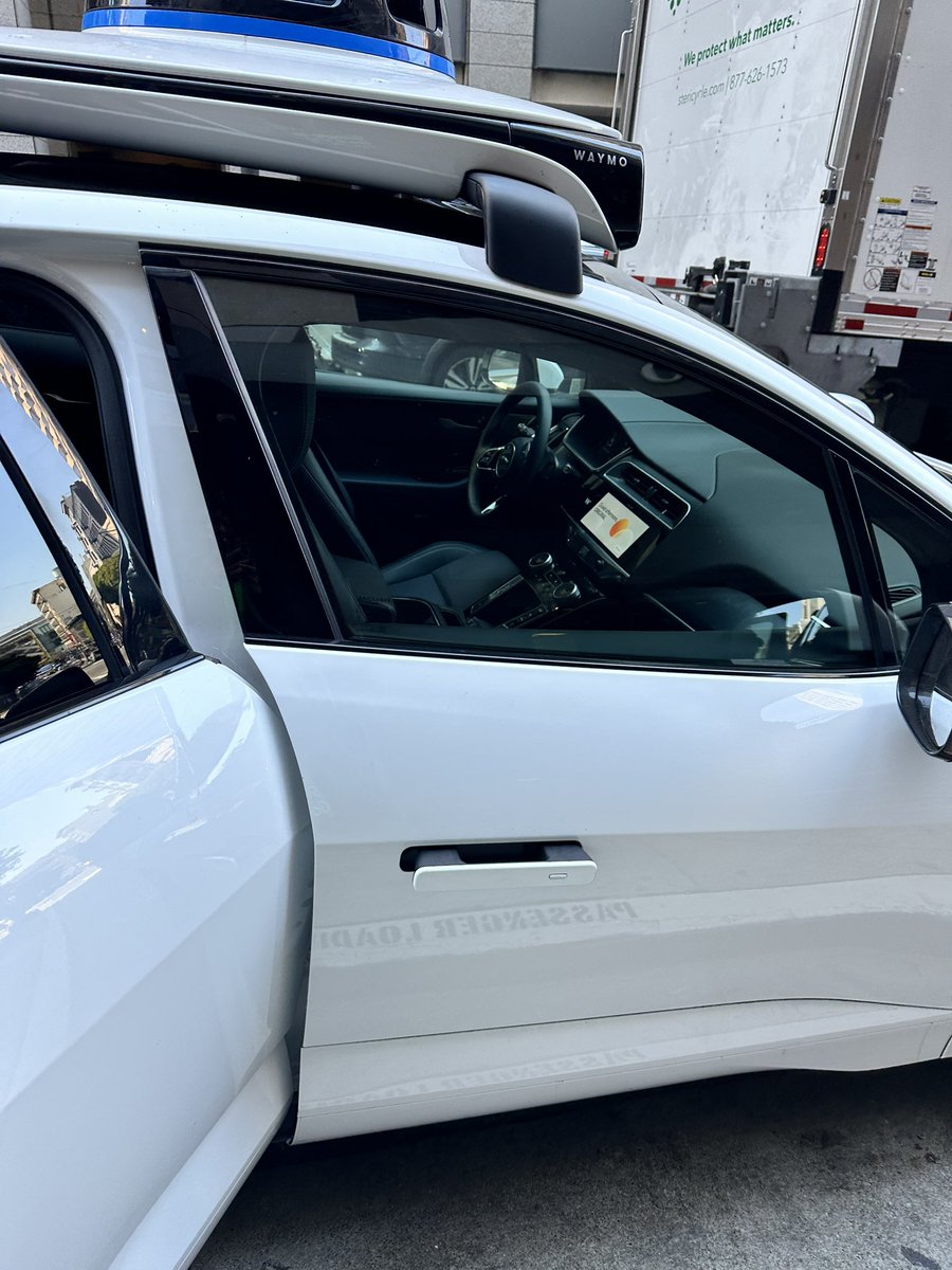 tsshouseteam's tweet photo. 先月サンフランシスコで乗った
自動運転無人タクシー

この車ほしいな〜と思いつつ、
今週はお打合せ多めな週です🚗

Googleの自動運転車開発部門が分社化した自動運転タクシー事業 #waymoone
車はジャガーが使われていました

#がんばろう企業公式
#企業公式つぶやき部
#企業公式相互フォロー https://t.co/h6VgxBX5Hh