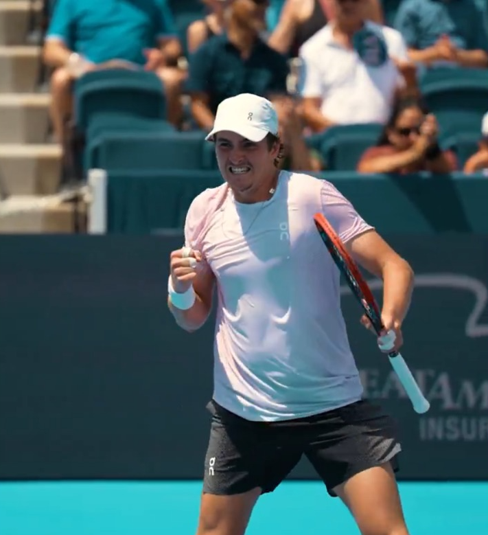 jornalhojeemdia's tweet photo. Após vitória de virada na estreia em Cincinnati, João Fonseca enfrenta espanhol 19º no ranking

https://t.co/JIiecHWTTs

📷 Reprodução/X Cincinnati Open

#esportes #tênis #joãofonseca #masters1000decincinnati #segundarodada #jornalhojeemdia https://t.co/mkABapau4k