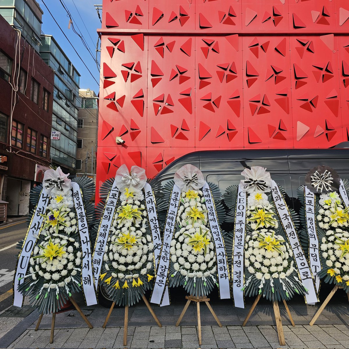 outplz2025's tweet image. 8월 8일 (금) 08:00
강남 티원 사옥 앞에서
피어리스 룰에 맞는 실력 있는 선수 기용과
프런트 운영 개선을 요구하는 시위를 시작합니다.