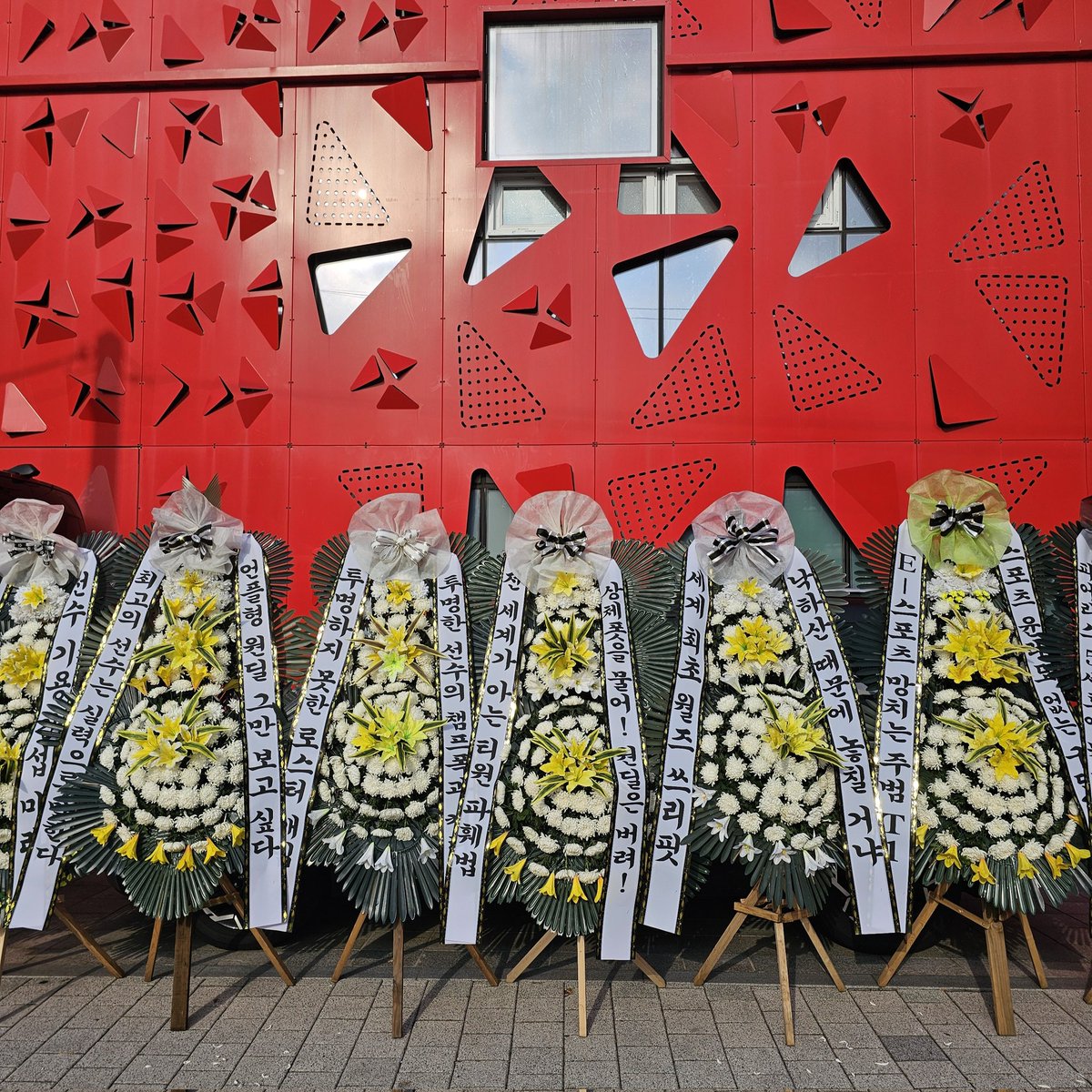 outplz2025's tweet image. 8월 8일 (금) 08:00
강남 티원 사옥 앞에서
피어리스 룰에 맞는 실력 있는 선수 기용과
프런트 운영 개선을 요구하는 시위를 시작합니다.