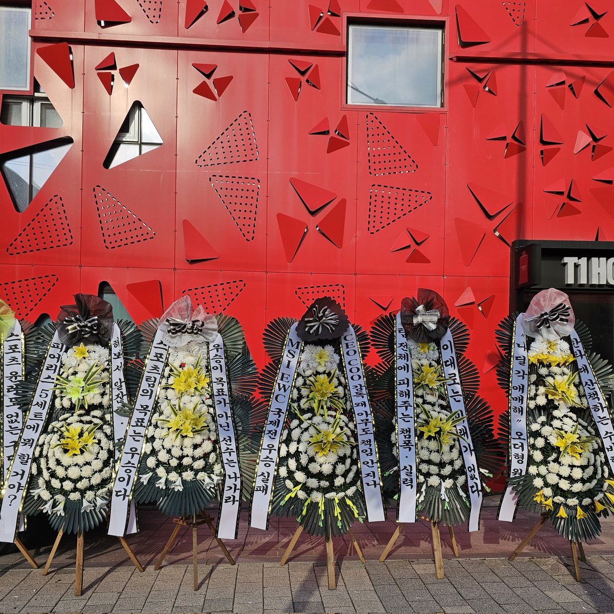 outplz2025's tweet image. 8월 8일 (금) 08:00
강남 티원 사옥 앞에서
피어리스 룰에 맞는 실력 있는 선수 기용과
프런트 운영 개선을 요구하는 시위를 시작합니다.