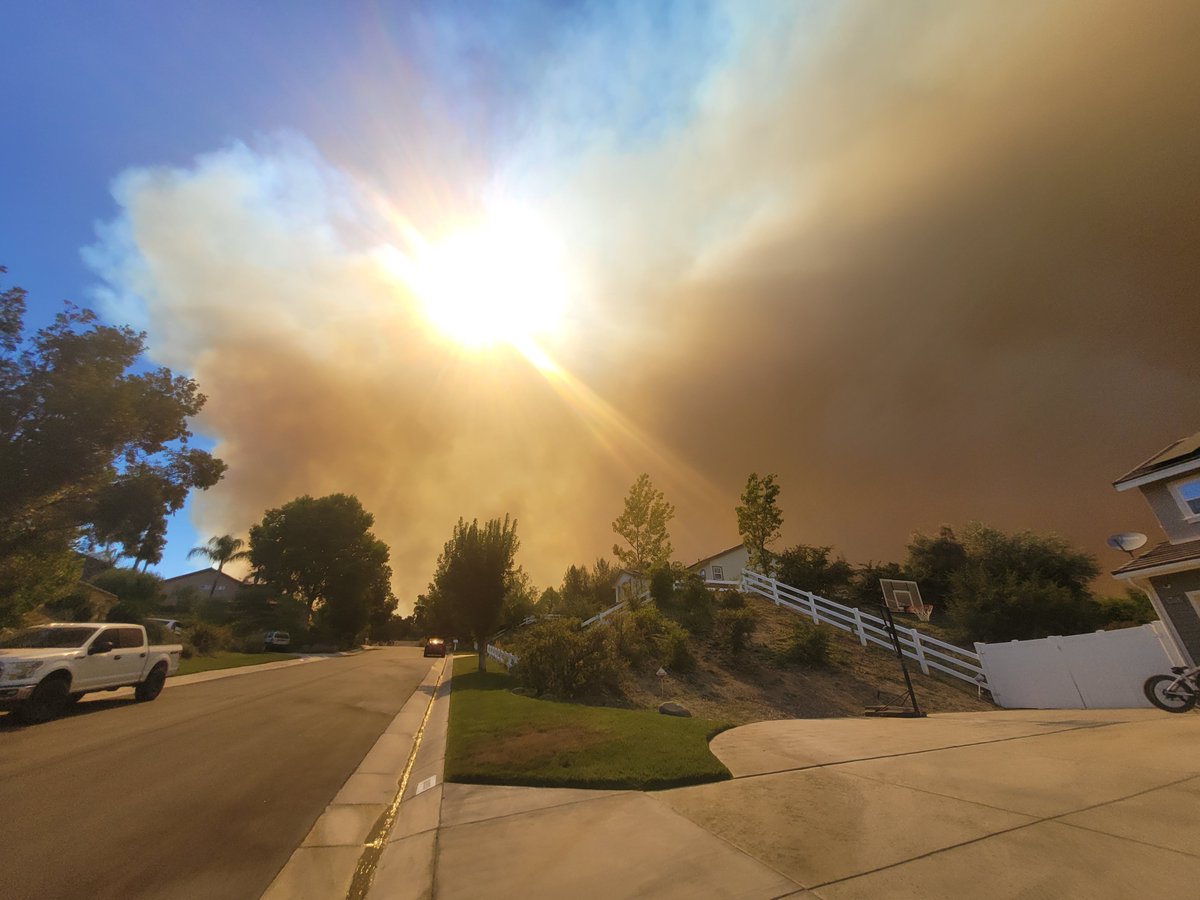 SkyzSmokey's tweet photo. Pictured I took on the #CanyonFire. Was helping a firend evacuate up in Hasley Canyon. https://t.co/UYozwKleBo