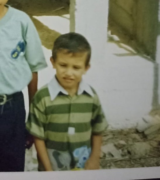 أمس كنت أبيك تكبر .. بس والله لو دريت
أني اللي عشت لأجله متّ عندك وأسترحت
 لو دريت ان الزمان يجرّ رجلي .. ما عديت
 ولو دريت إن البحور بلا مواني .. ماسبحت