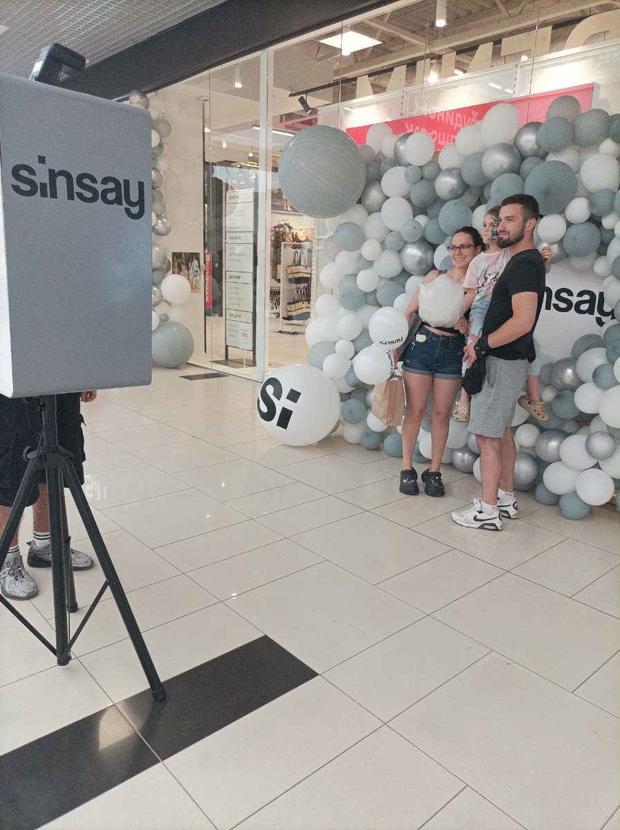 PhotomonkeUK's tweet image. 📸 Our branded Photo Booth made a splash at the Sinsay store opening in Odesa!
Instant photo sharing, stylish GIFs, and a custom design to match the brand vibe 🎉
Check it out: photomonkey.com.ua
#PhotoBoothUkraine #SinsayOdesa #InstantPhotos #BrandedExperience