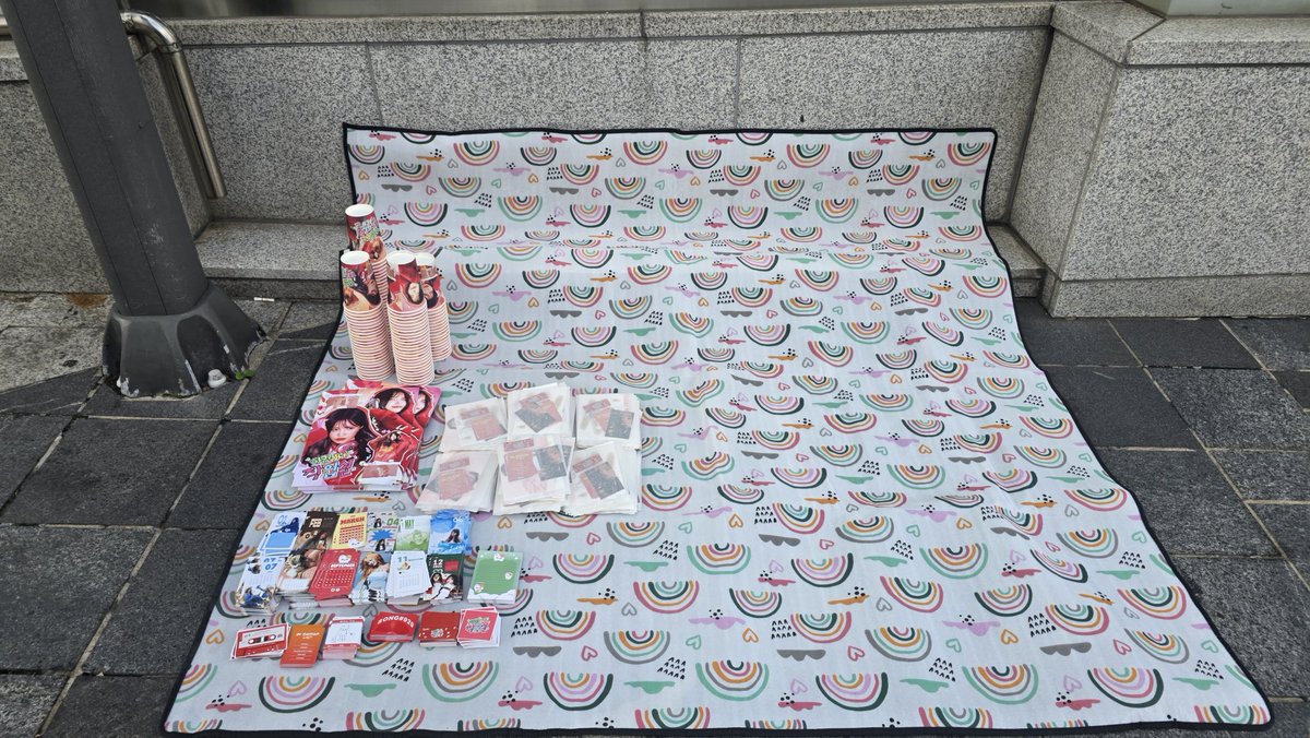 안녕하세요
나친놈입니다(나눔에미친놈)
첫콘 나눔시작합니다
동대입구역 5번출구 바로옆에있습니다
자유롭게 가져가세요
Ps.네 저게 하루치입니다
돗자리는 가져가지마세요제가 나눔끝나고회수해갑니다